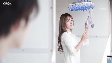 【中文字幕】隣人的性感夫人在午後晾裤子，是欲望不满的迹象。天海翼